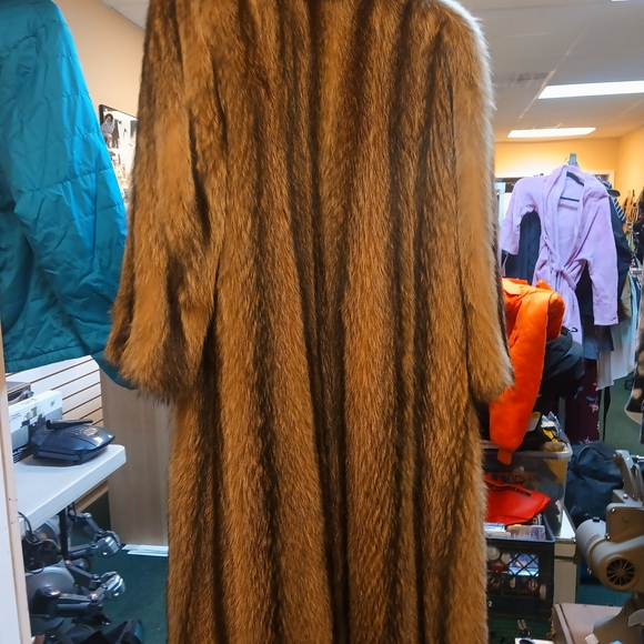 Racoon Fur Coat In Excellent Condition - Picture 5 of 5